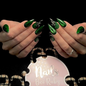 halloween-cat-eye-nails-gothic-mystik-der-ultimative-trend-2025