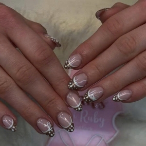 naildesign-winter-trends-2025-elegante-winter-ngel-bei-ruby-nails-rostock