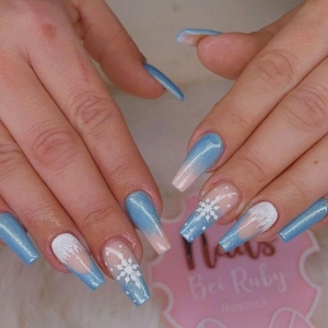 winter-zauber-auf-den-fingerspitzen-das-perfekte-weihnachts-nageldesign-in-blau-wei-bei-ruby-nails-rostock