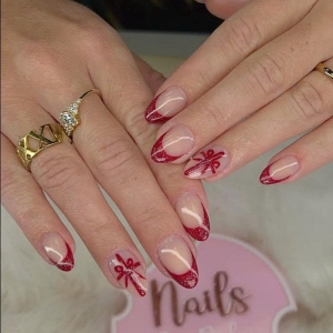 festliche-weihnachtsngel-2025-rote-schleifen-glamour-french