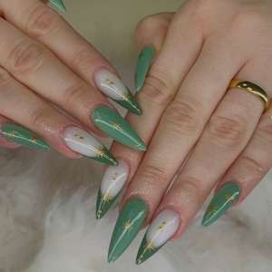 mystische-stiletto-ngel-in-salbeigrn-milchwei-kunstvolles-nageldesign-mit-goldenen-sternen