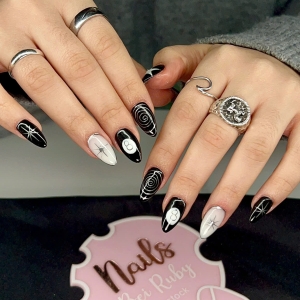 schwarz-weie-nail-art-mit-sternen-spiralen-der-neue-trend-fr-mutige-frhlings-looks