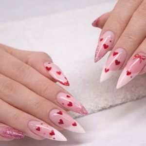 ngel-mit-herzdesign-romantische-stiletto-nail-art-in-rosa-rot-2026