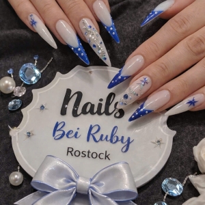 eisprinzessin-2026-exklusives-blau-wei-stiletto-nageldesign-in-rostock